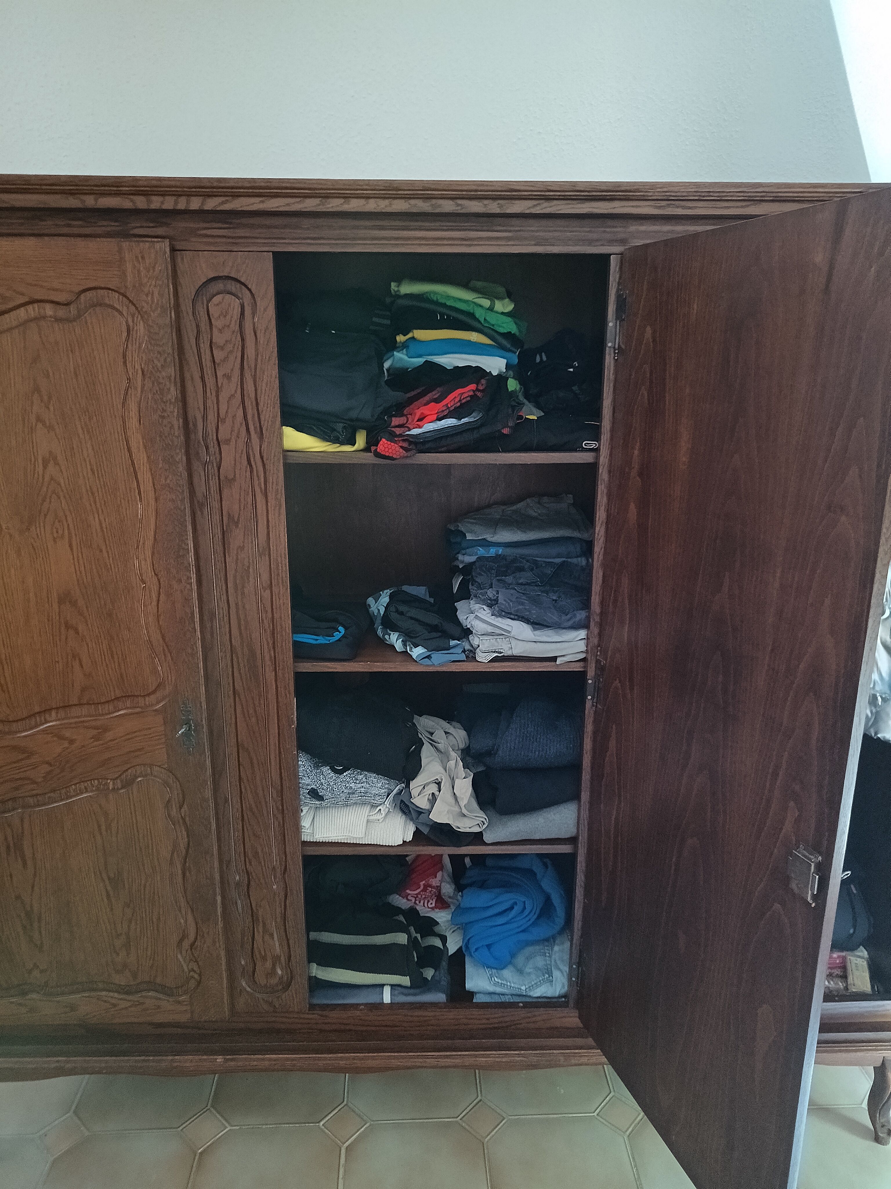 Large antique solid wood wardrobe – 195 x 182 x 55 cm