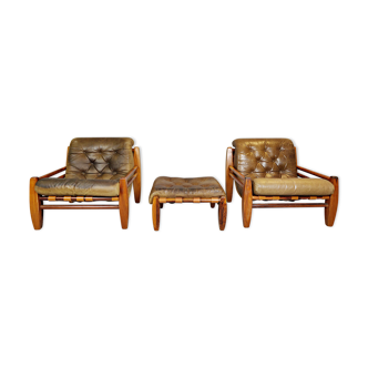 Set of two wood and leather armchairs with their pouf