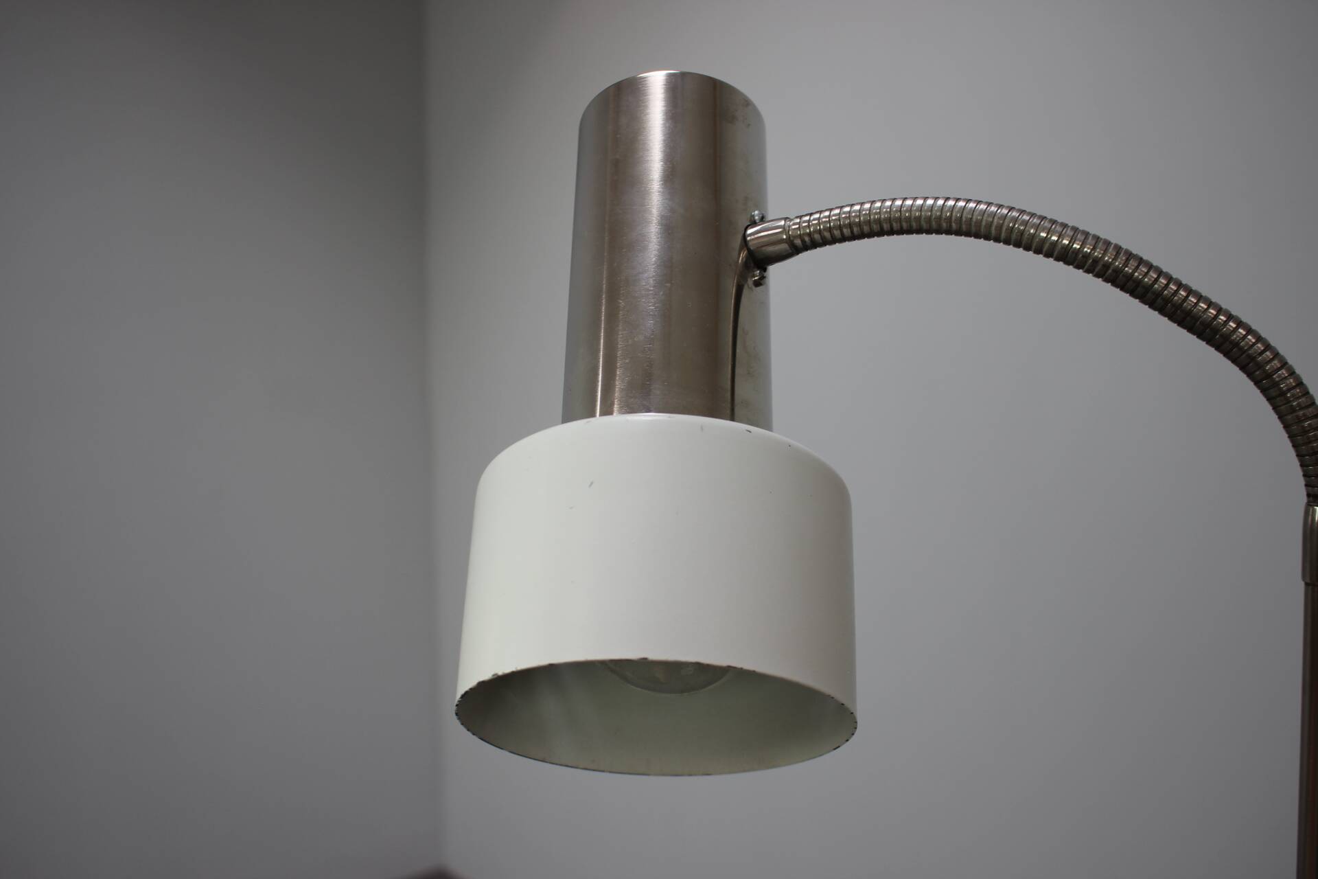 Lampadaire en métal blanc, Tchécoslovaquie 1970