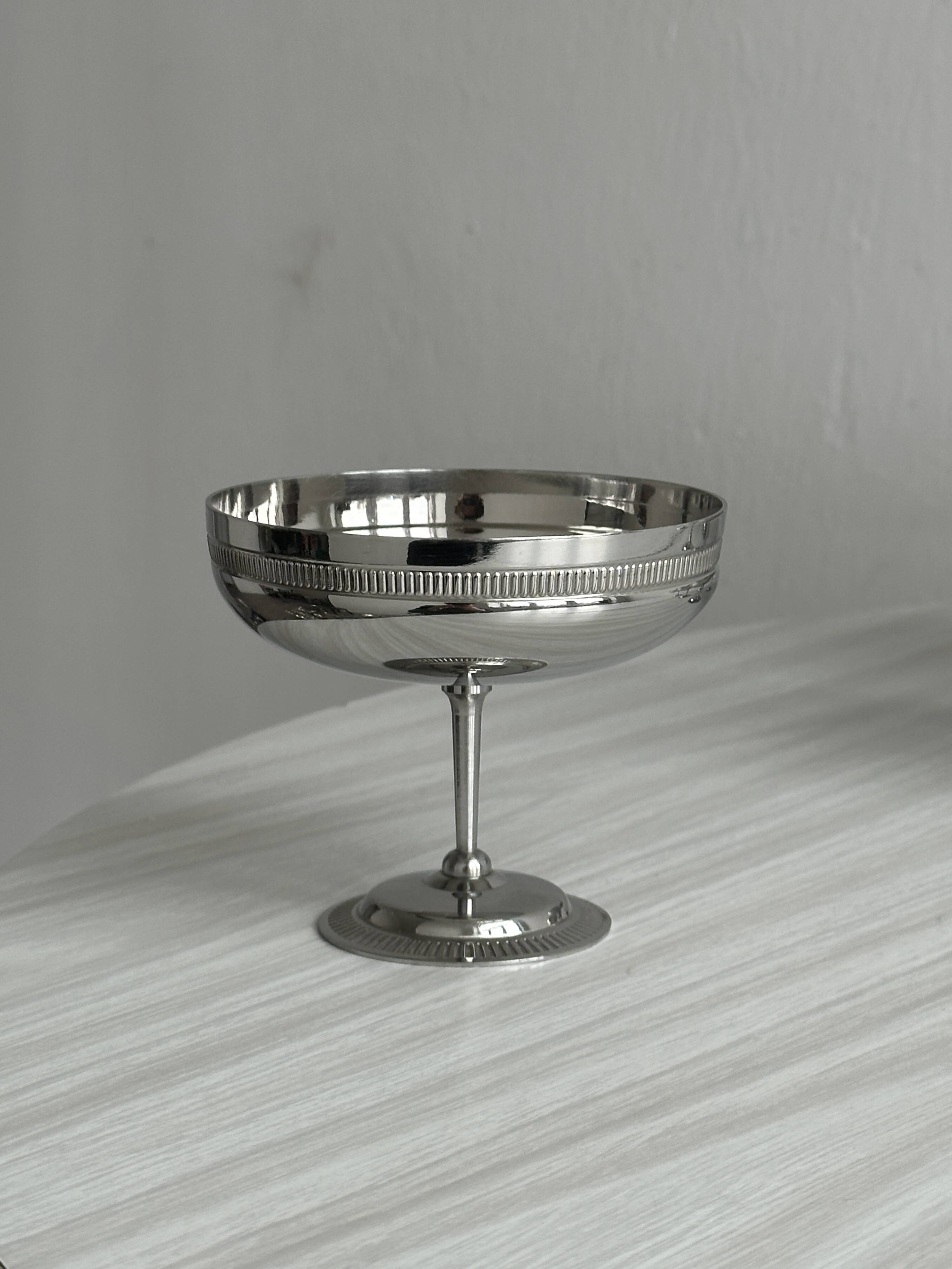 Set of 6 shiny metal bowls