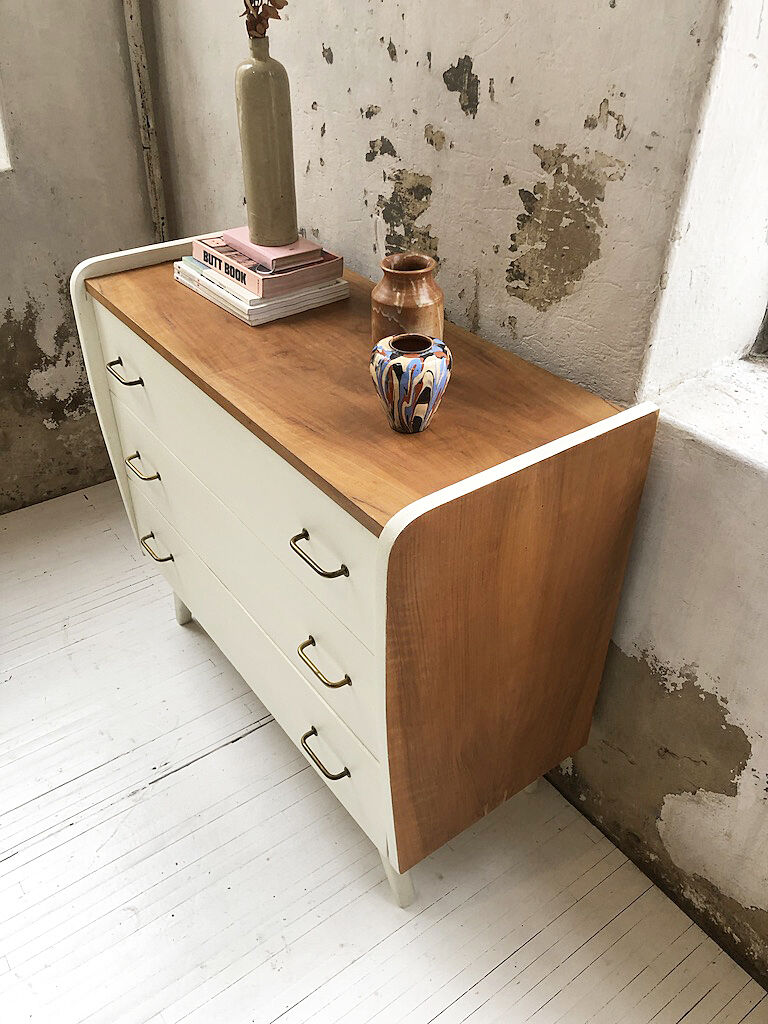 Vase dripping in varnished earth