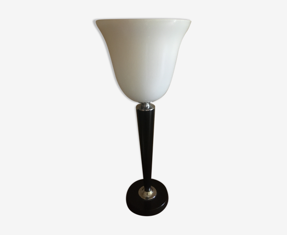 Lampe type Mazda et style art deco en bois laqué noir et opaline blanche