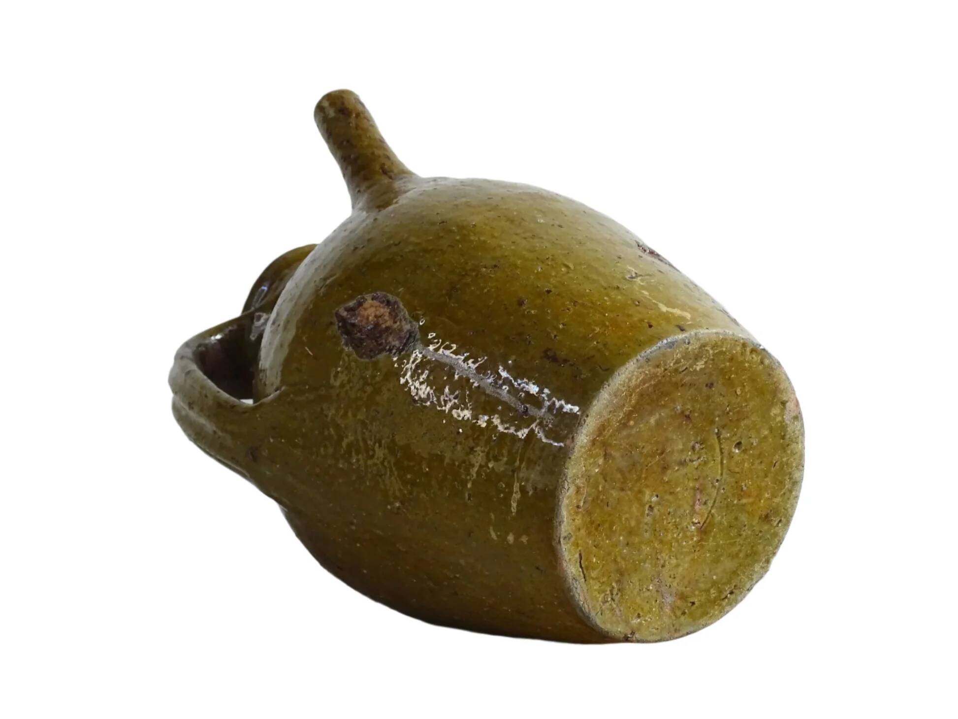 Huilerie ancienne française en terre cuite à noyer et glaçure verte