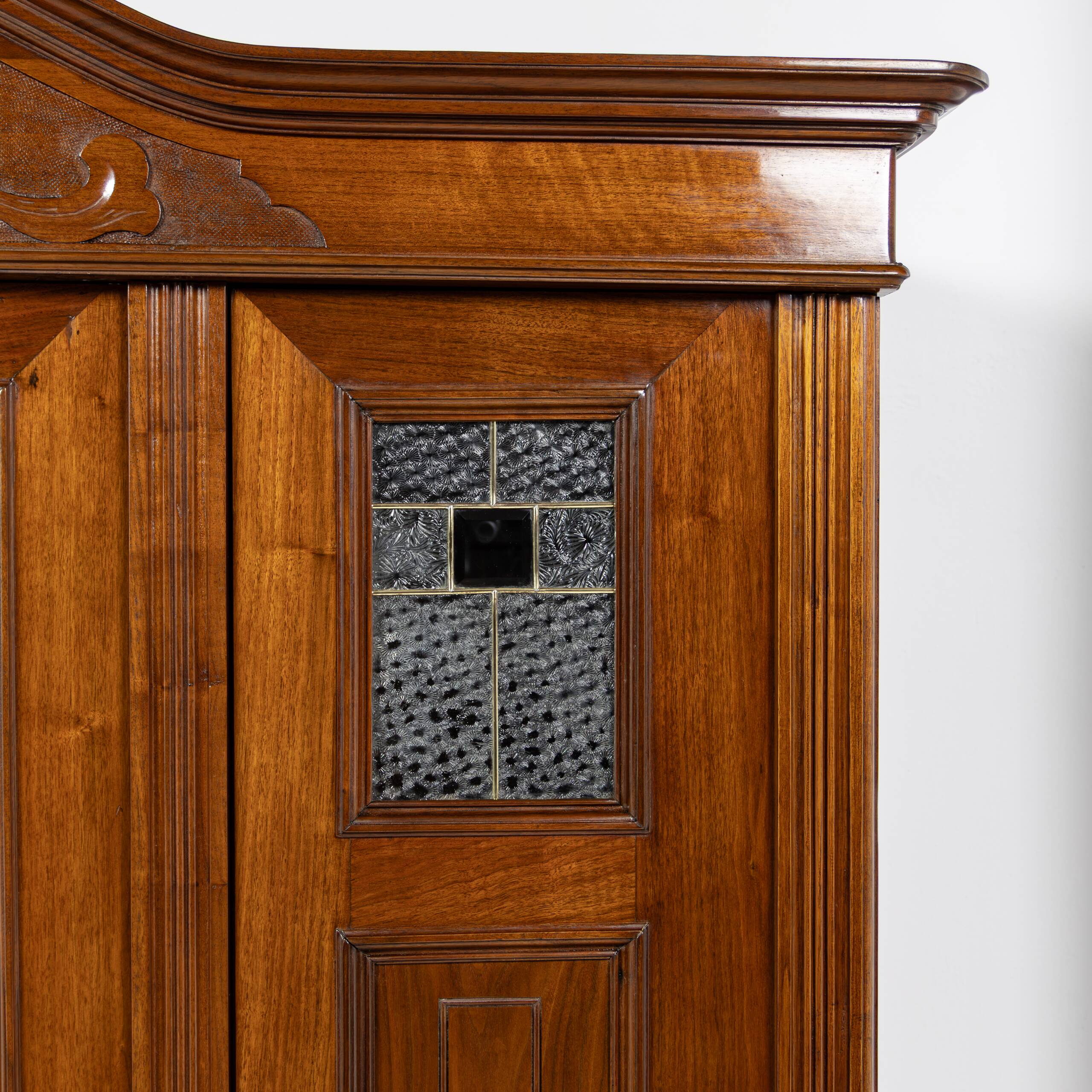 Art Nouveau wardrobe in walnut and pine - 1900-1915