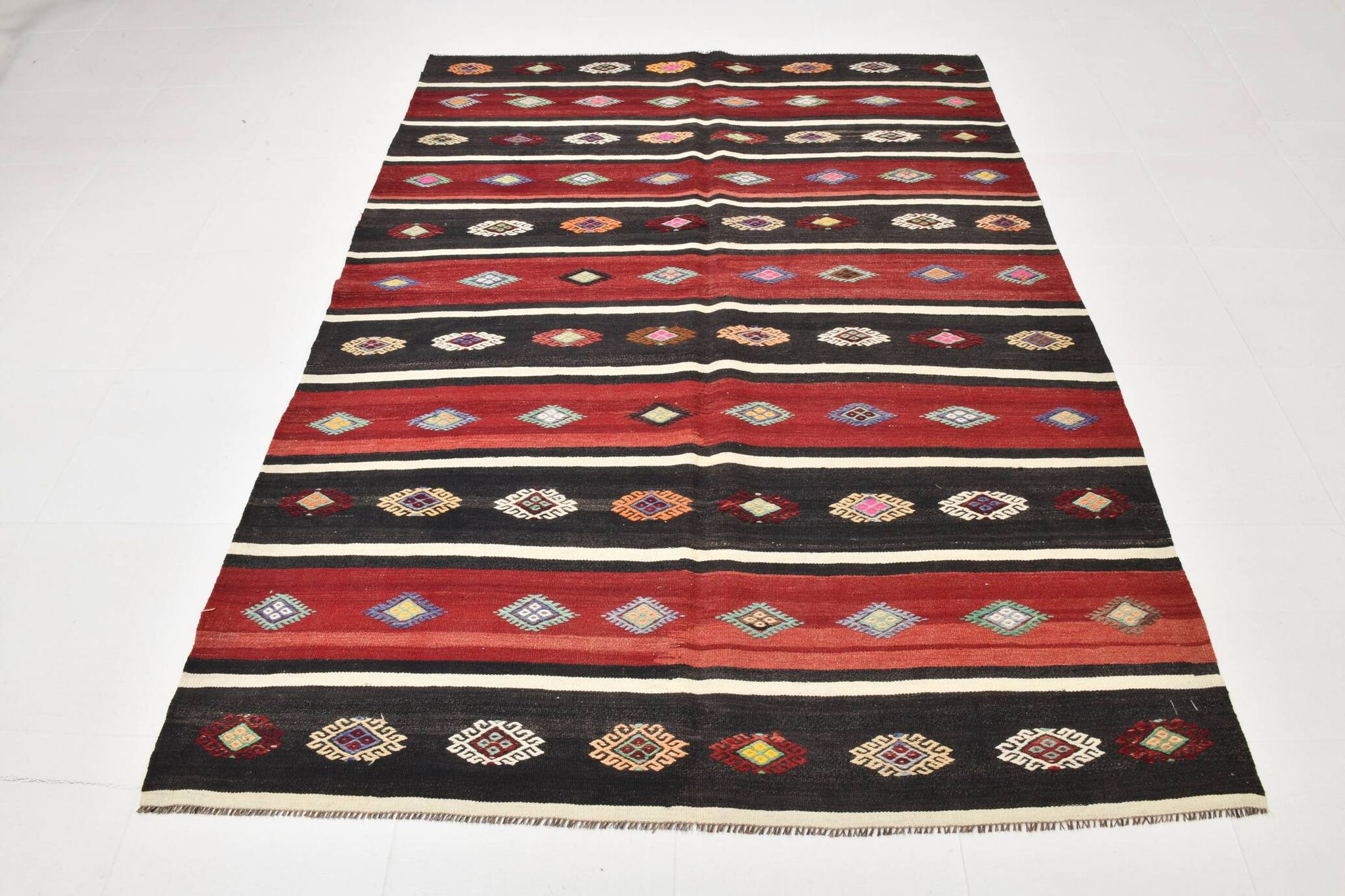 Tapis kilim persan rouge et noir fait main 5x7, 168x228 cm