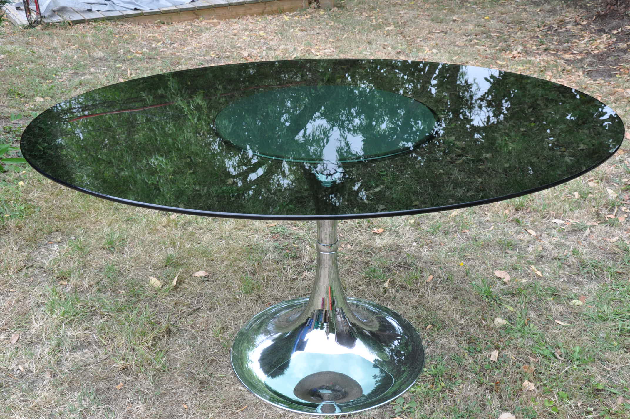 Oval tulip foot table from the 70s