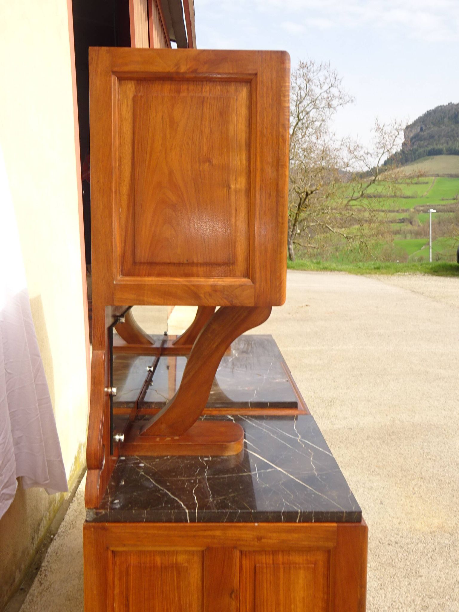 Grand buffet 2 corps en noyer et marbre