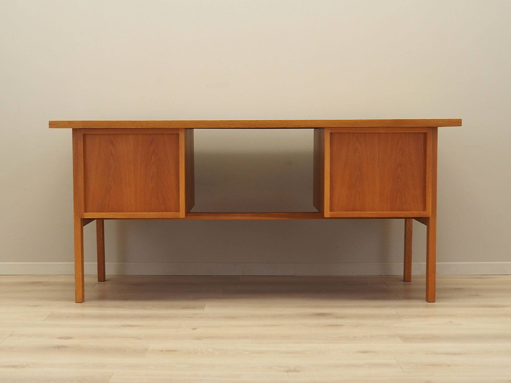 Bureau en frêne, design danois, années 1960, designer : Svend Age Madsen