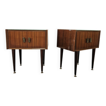 Tables de nuit en placage de noyer des années 1960 avec des dessus en verre.