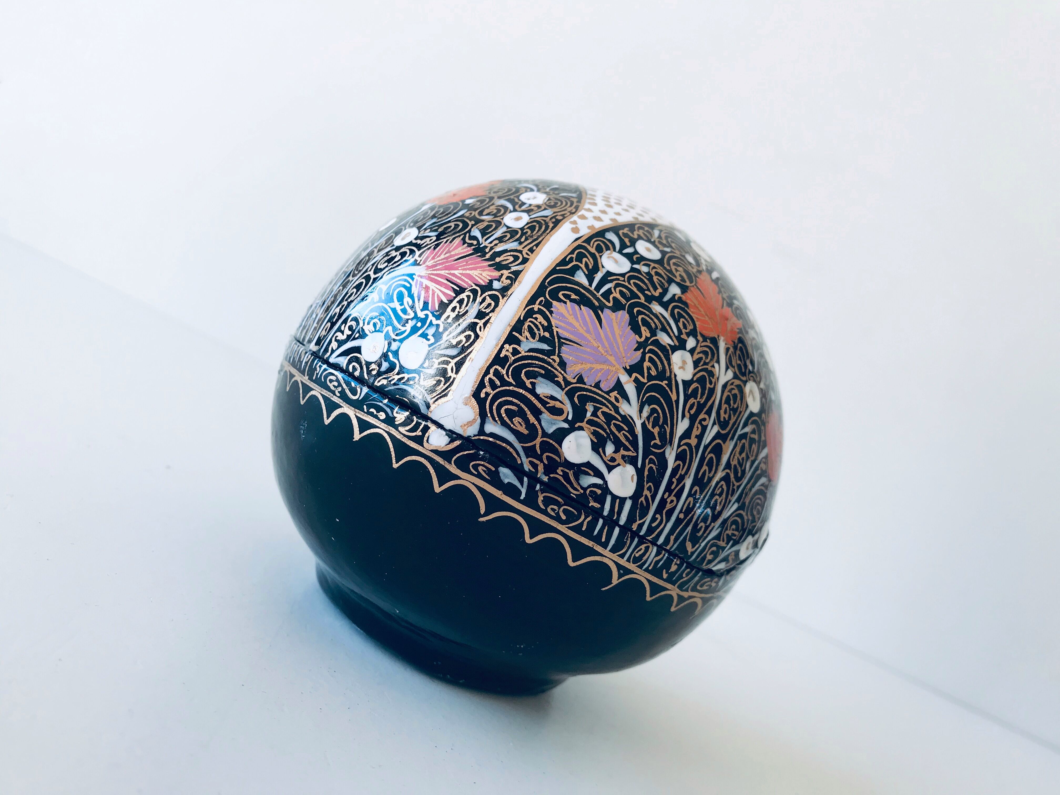 Decorative round box