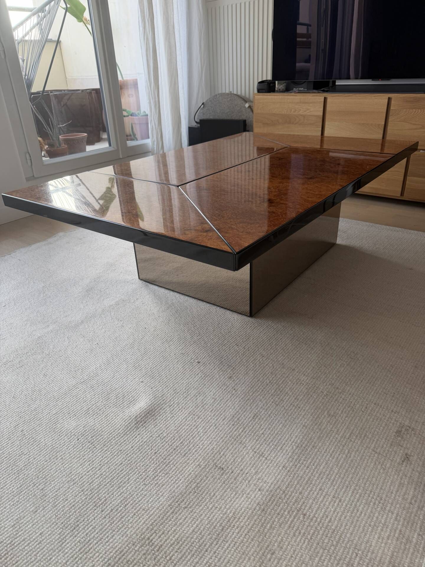 Table basse bar loupe d’orme et miroirs roche bobois
