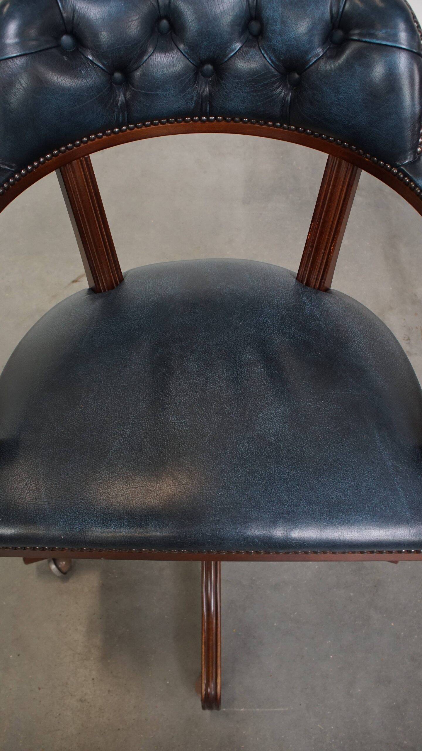 Bureau et chaise de bureau Chesterfield en cuir de vachette bleu