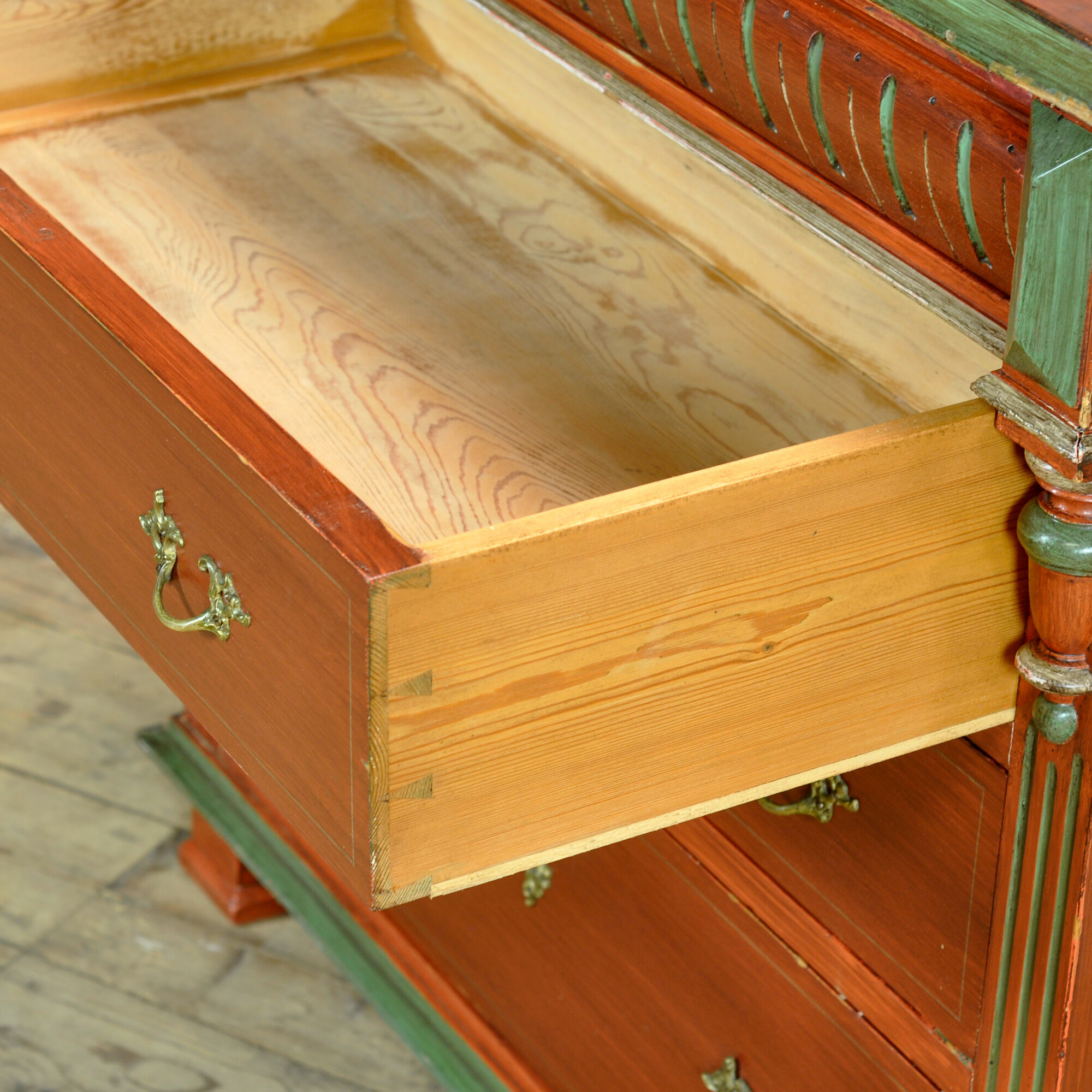 Pine chest of drawers, circa 1925