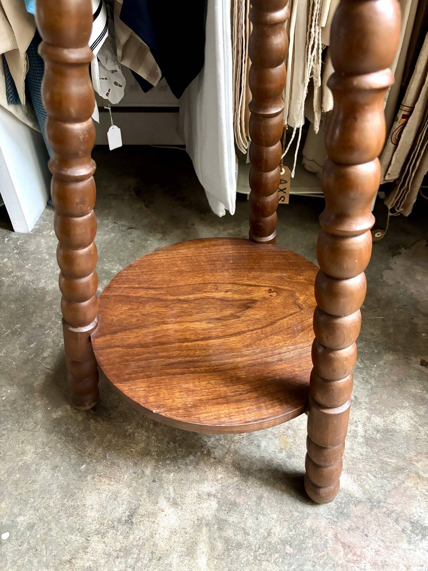 Sellette tripode en bois foncé