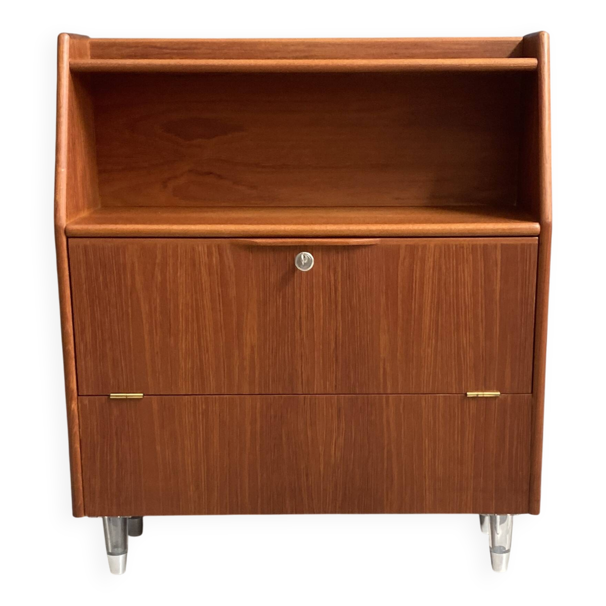 Buffet haut en teck sur pieds en lucite des années 1960