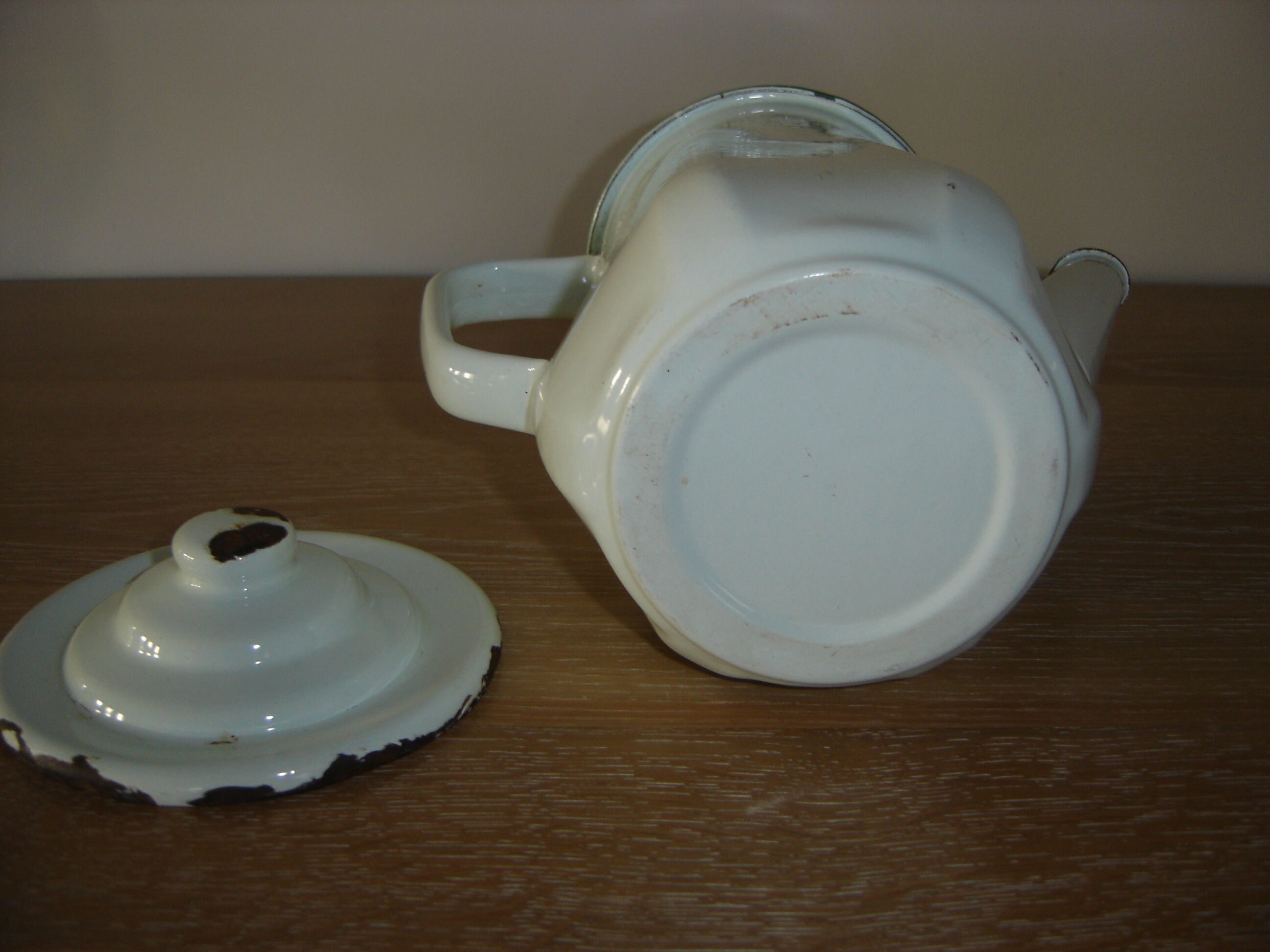 Enamelled coffee maker