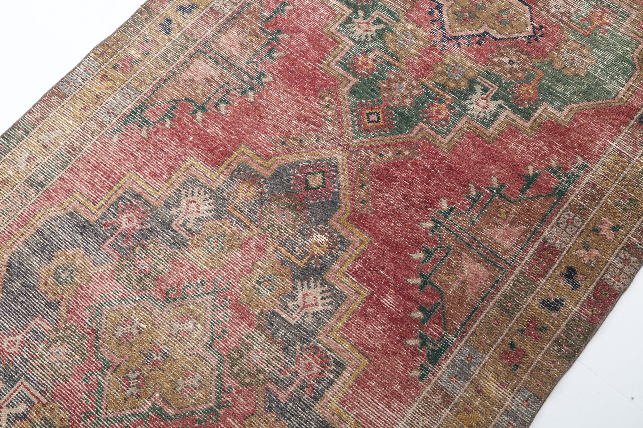 4x9 traditional hand-made vintage rug 284x134cm