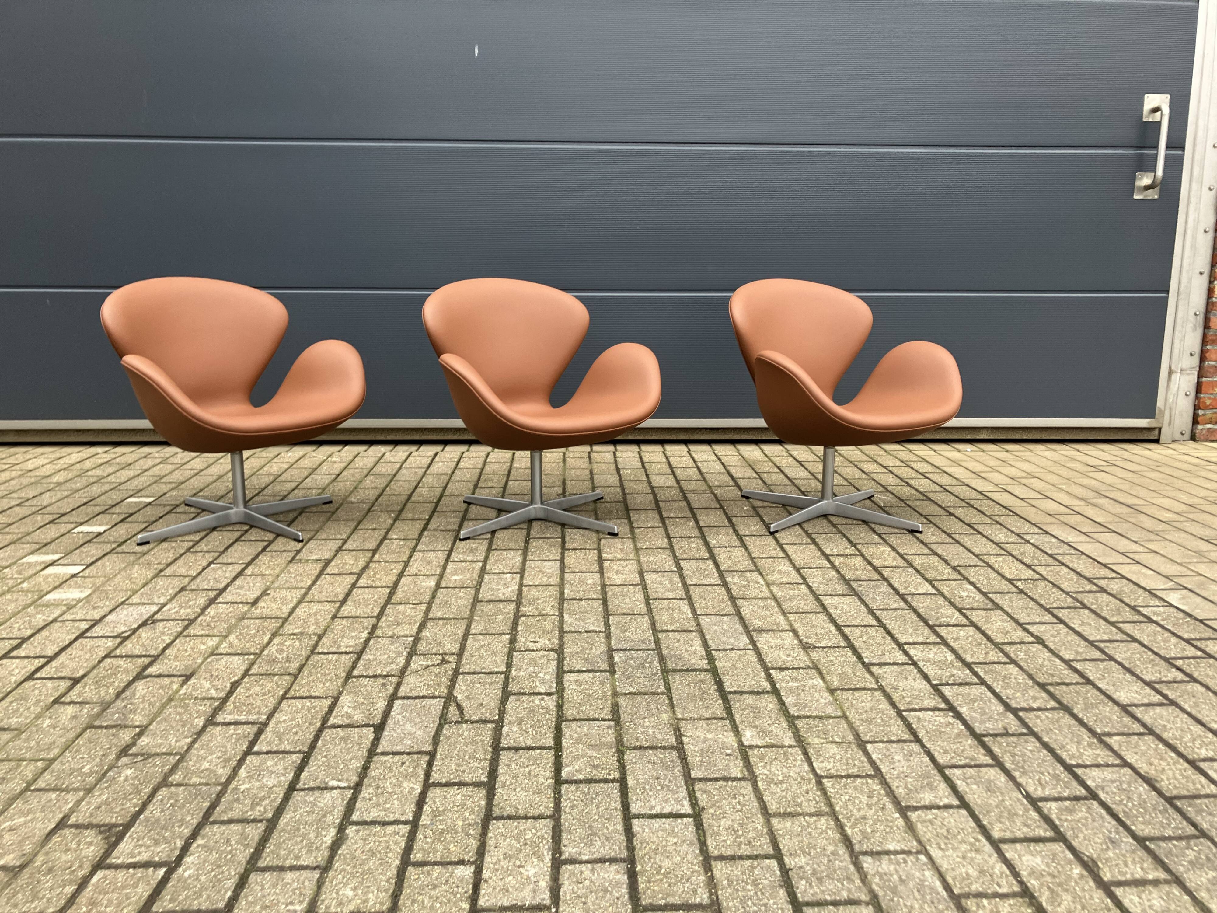 2x Fritz Hansen Swan chair by Arne Jacobsen, NEW condition!!