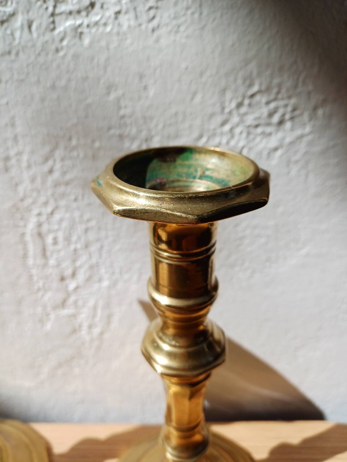 Paire de bougeoirs lourds en laiton