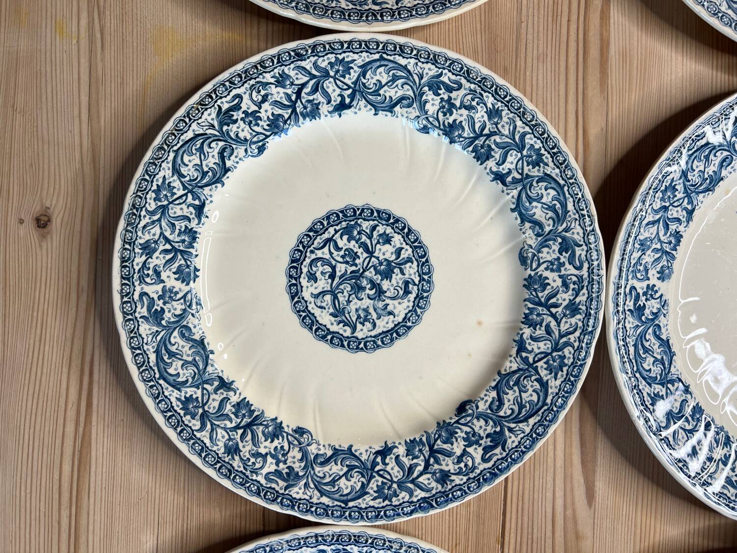 6 flat plates Gien garlands, 1937