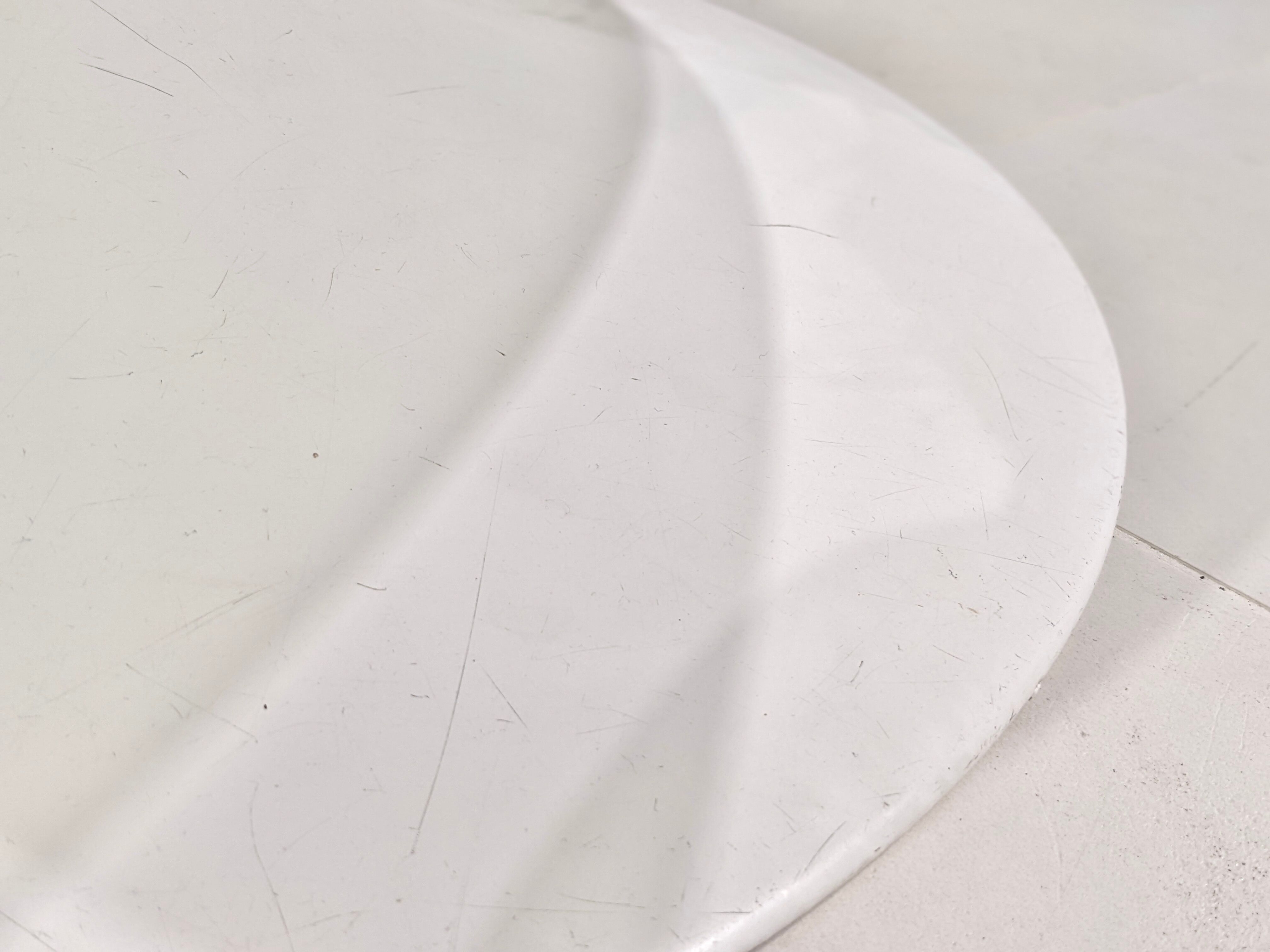 Round table in carrara mabre by Eero Saarinen for Knoll