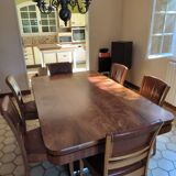 Table en noyer massif année 1930, pied central et 6 chaises en cuir cloutés