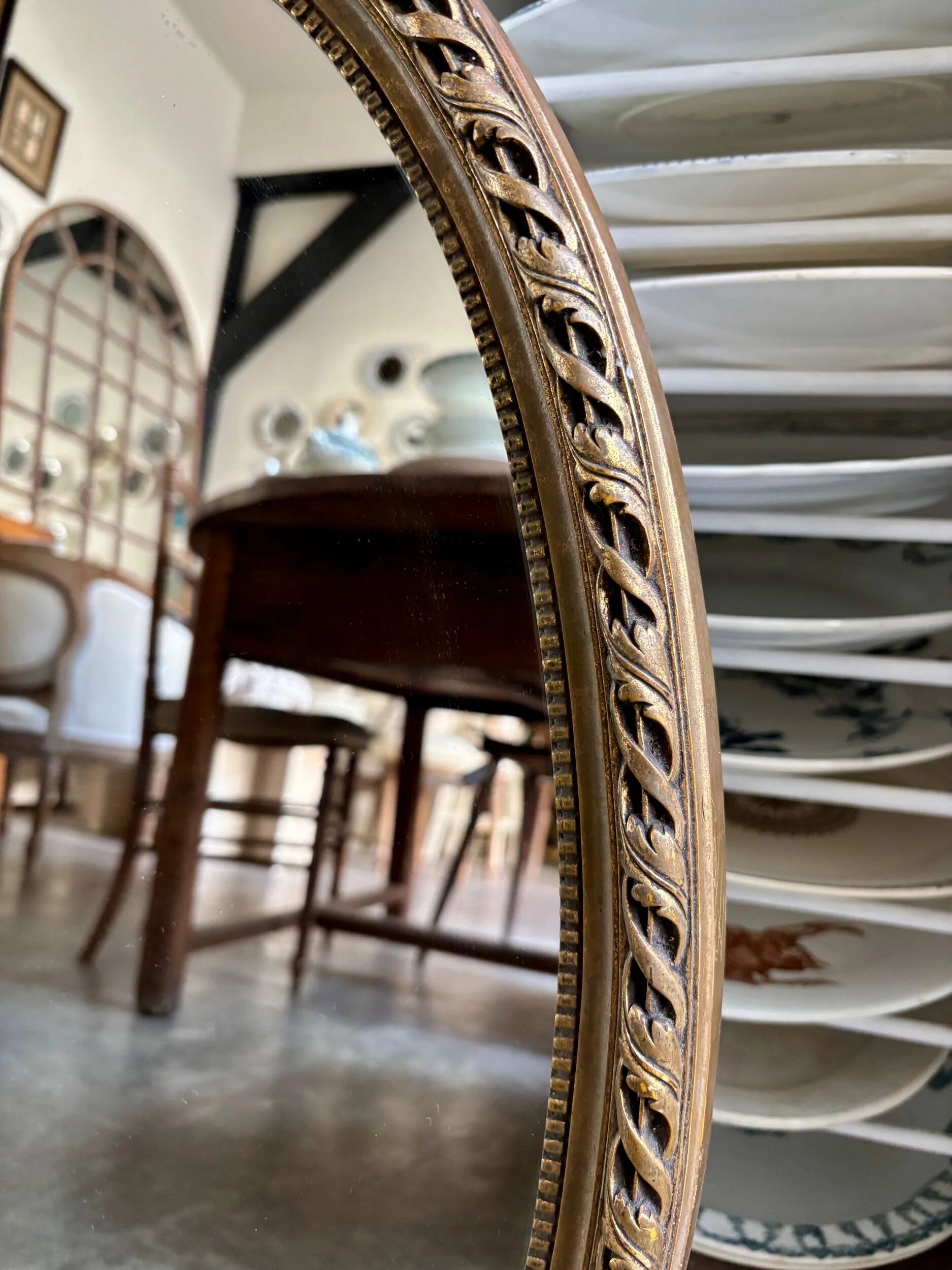 Miroir ovale classique doré à décor de noeud
