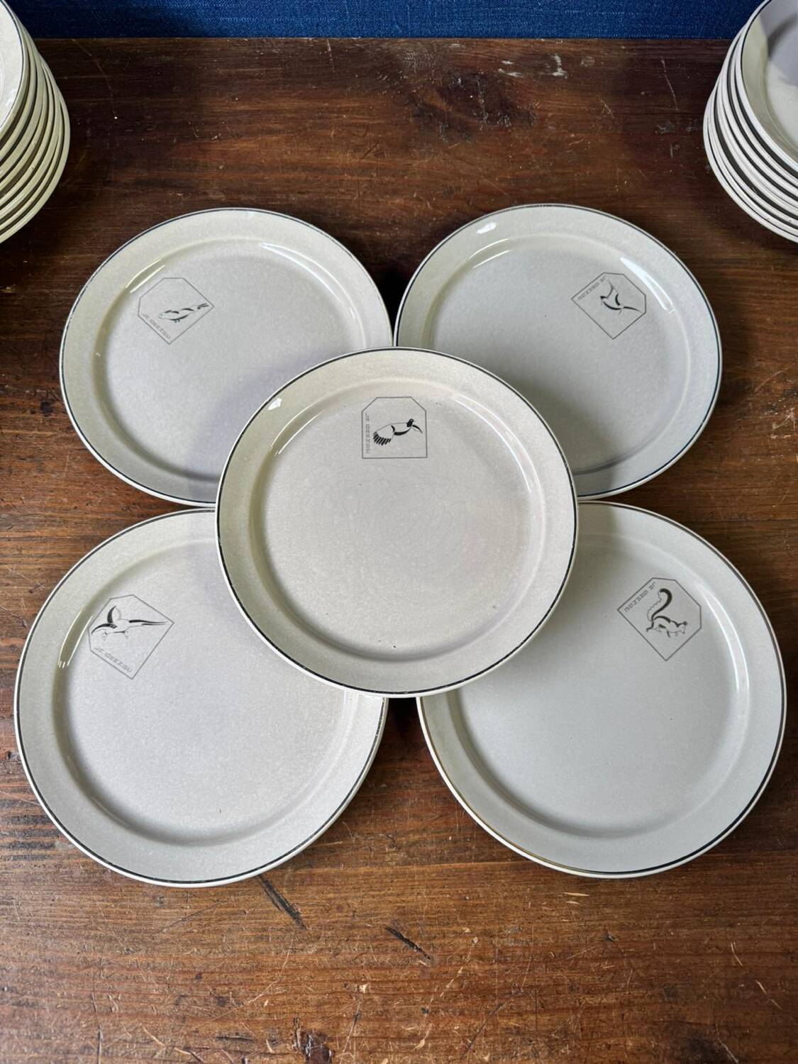 Art Deco hunting service, 22 pieces in ceramic.
