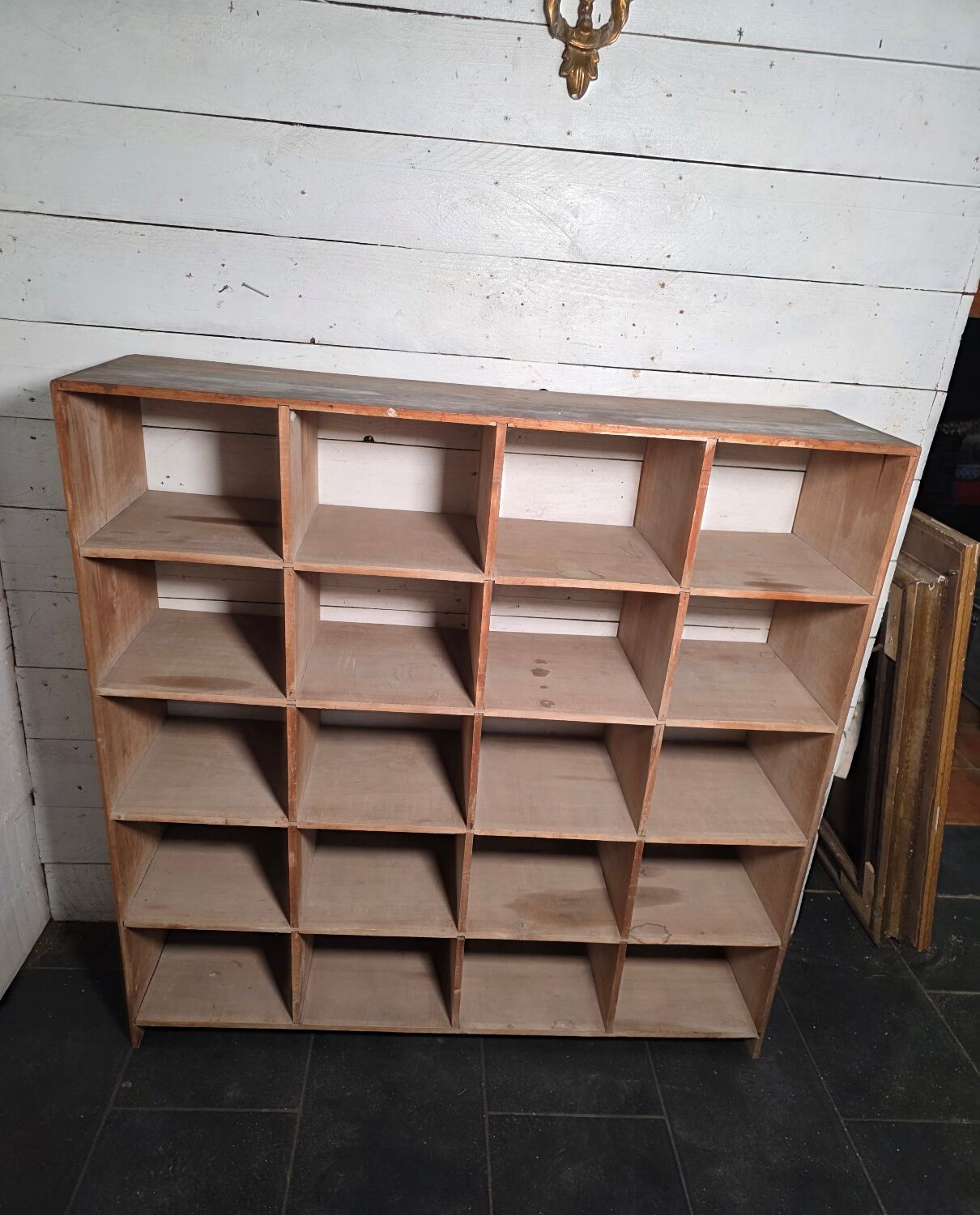 Solid wood workshop cabinet with compartments