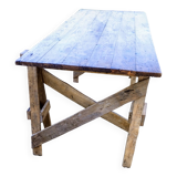 Table de ferme rustique patinée sur de lourds tréteaux