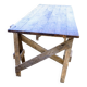 Table de ferme rustique patinée sur de lourds tréteaux