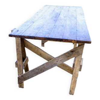 Table de ferme rustique patinée sur de lourds tréteaux