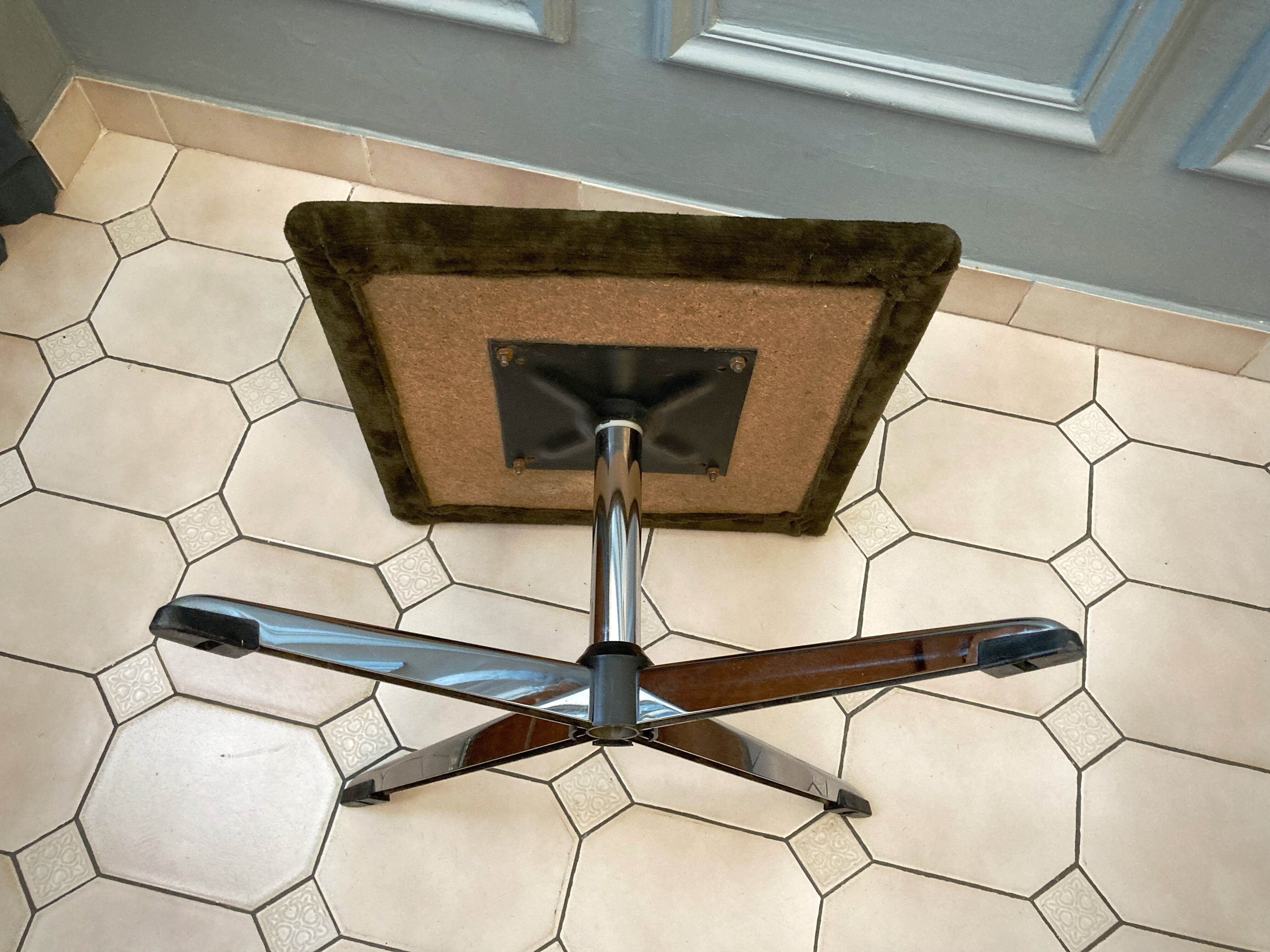 Ottoman vintage chrome and carpet