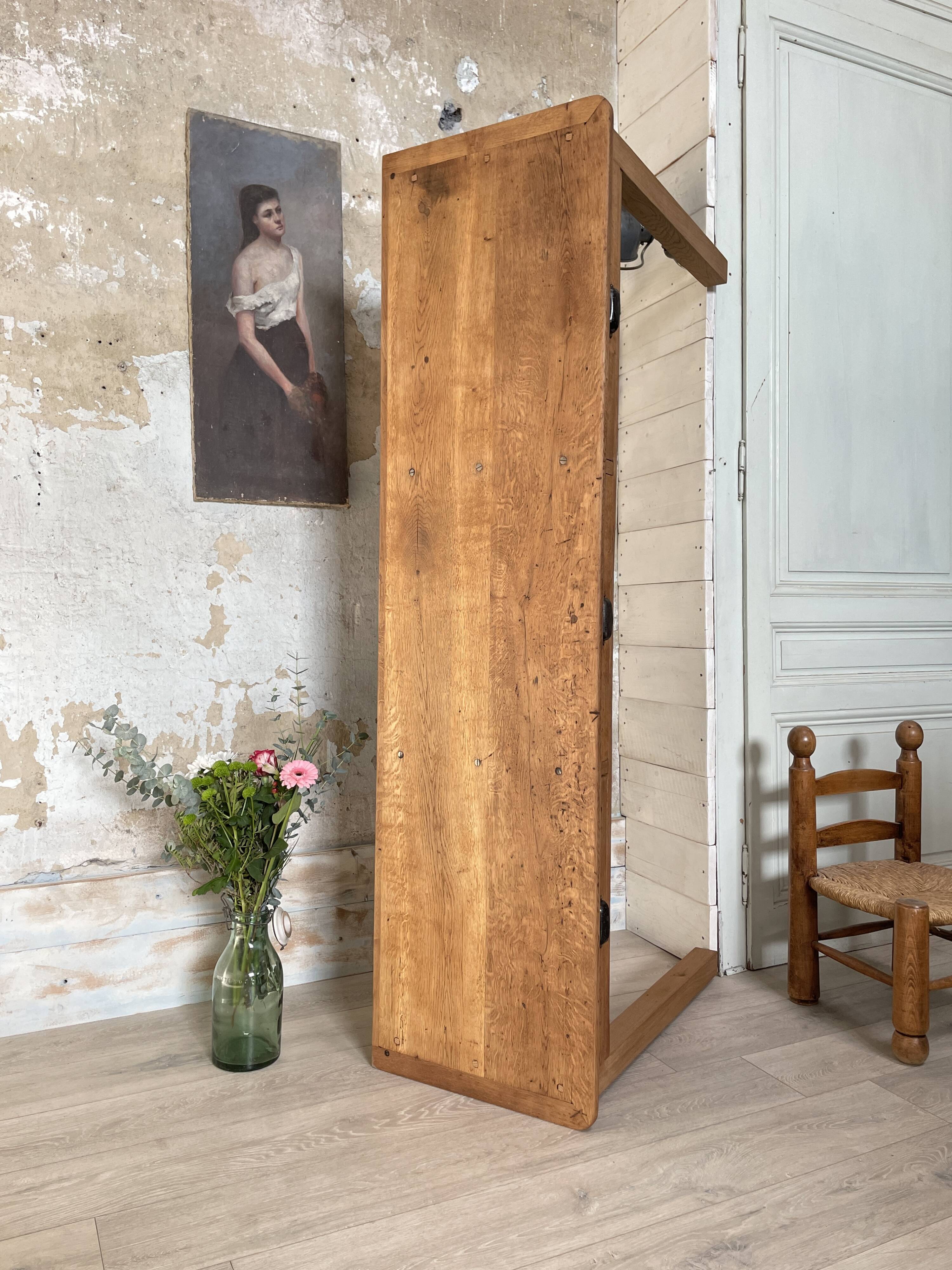 Console service in solid oak, circa 1900.