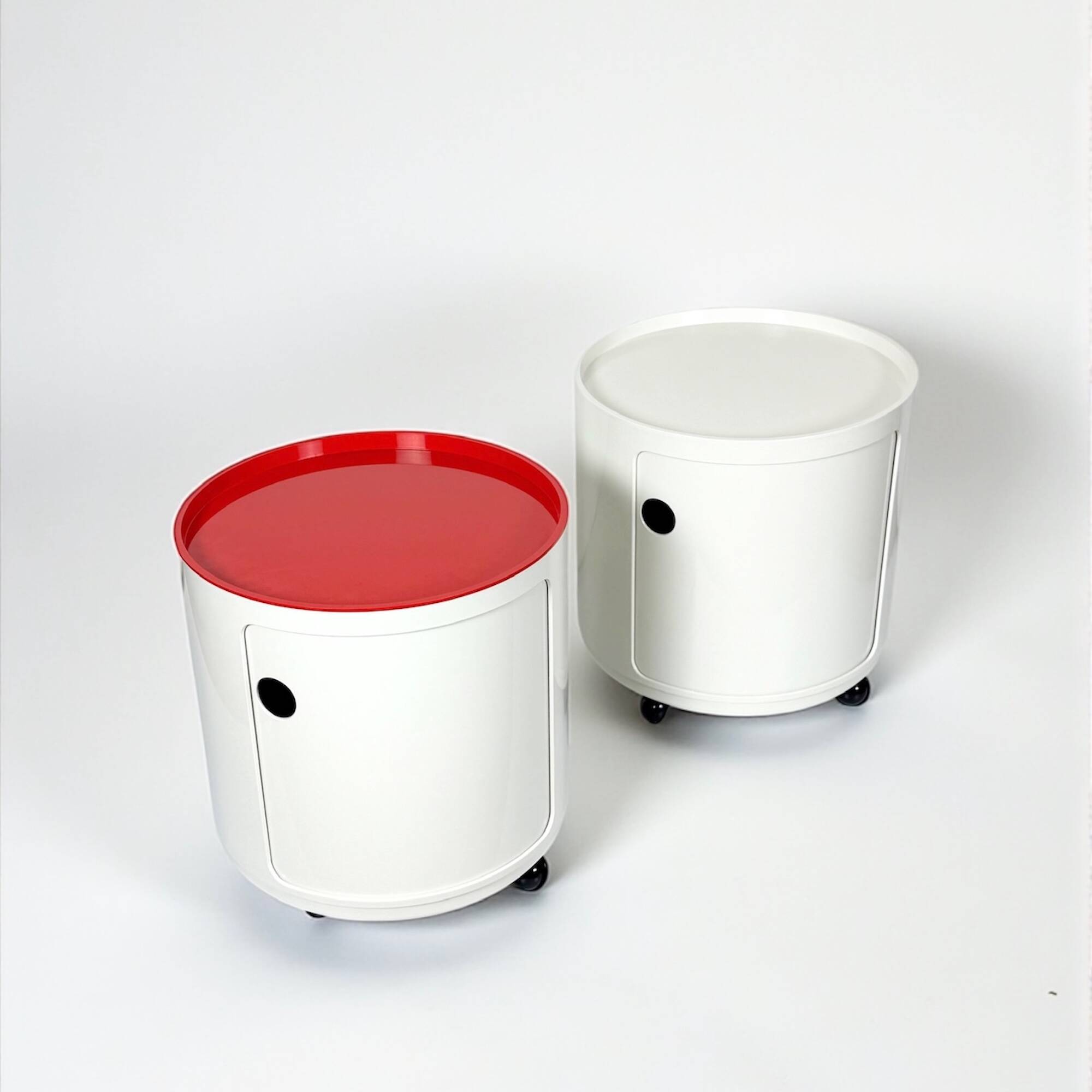 Paire de vélos Kartell Componibili des années 70 sur roulettes, coloris blanc cassé et corail.