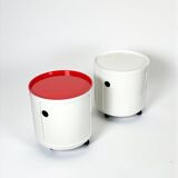 Paire de vélos Kartell Componibili des années 70 sur roulettes, coloris blanc cassé et corail.