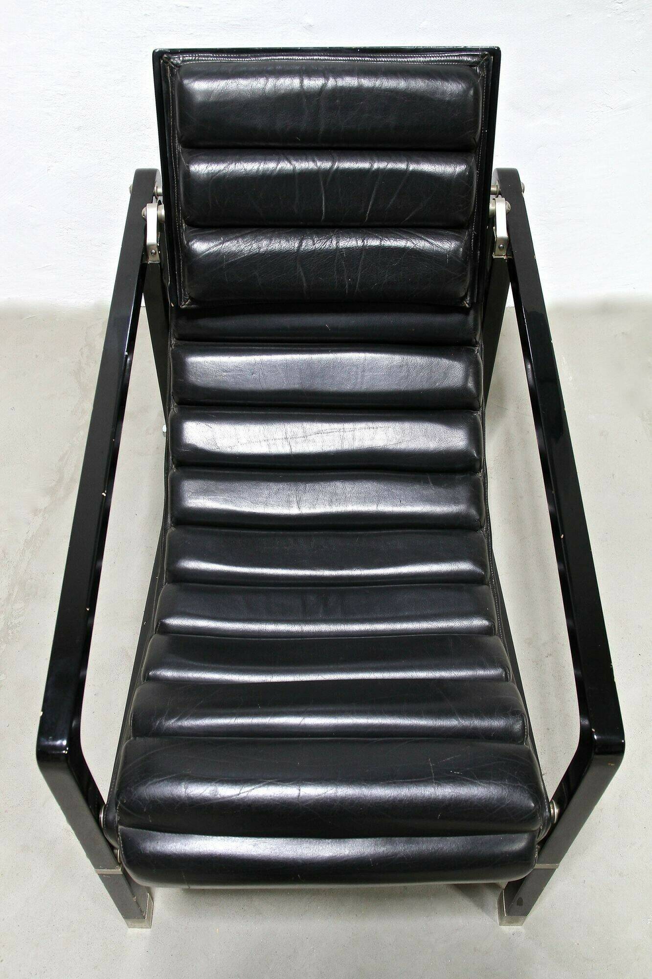 Black leather chaise longue, Eileen Gray design, 1927, France, circa 1975.