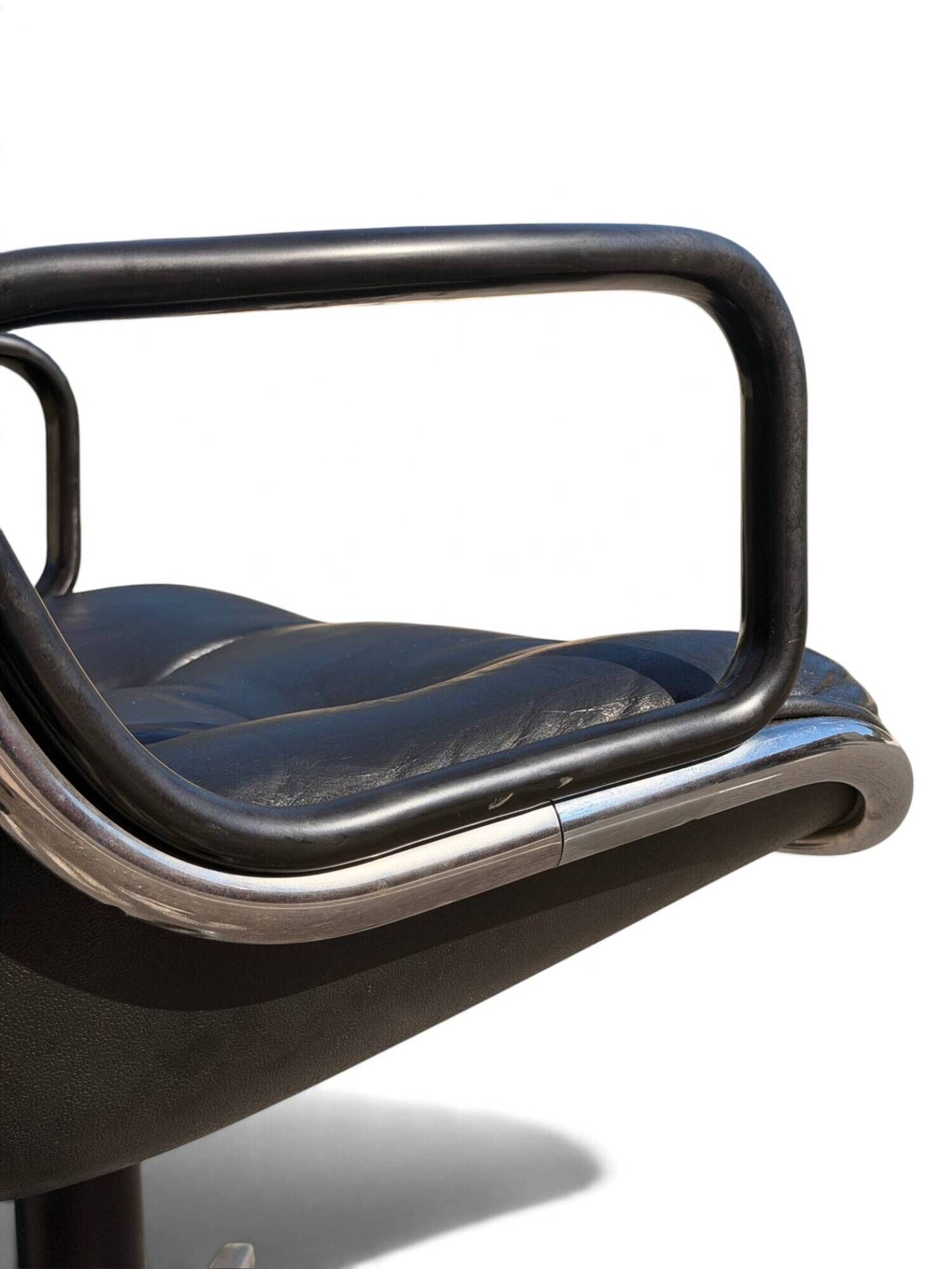 Charles Pollock Executive Knoll office chair in black leather.