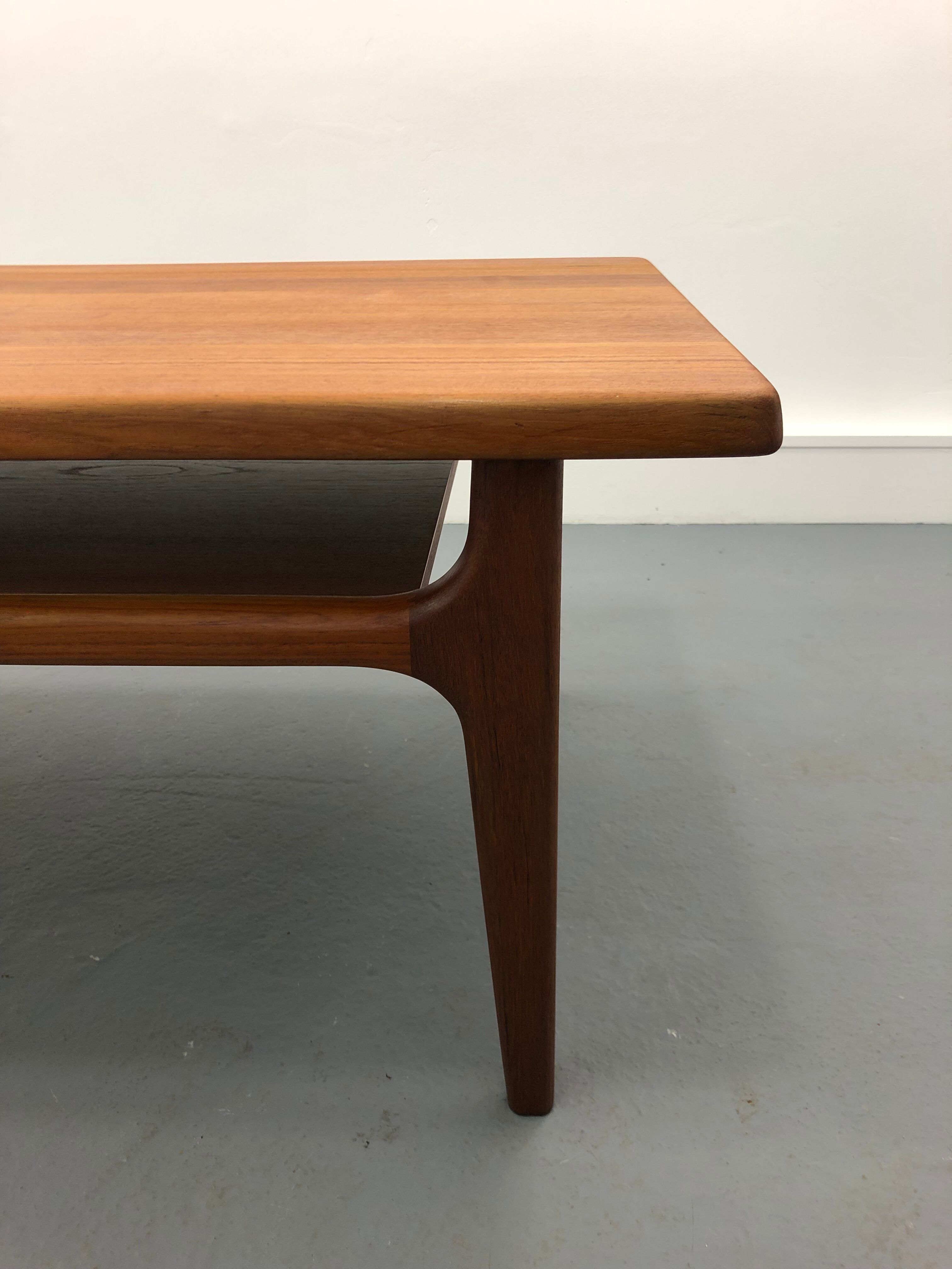 Table basse danoise du milieu du siècle avec rangement de A / S Niels Bach, 1960s