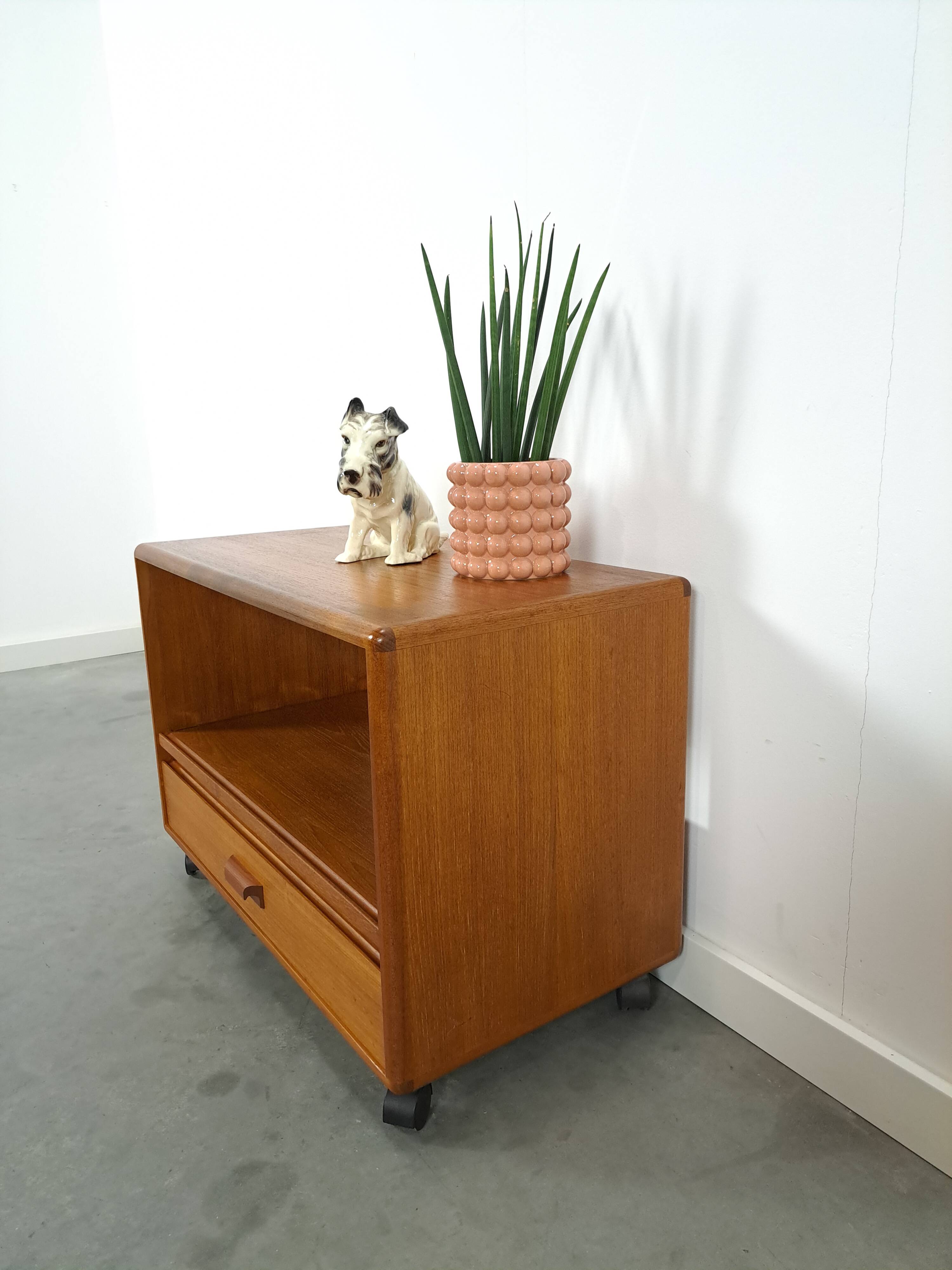 Meuble audio TV sur roulettes design danois en teck Dyrlund