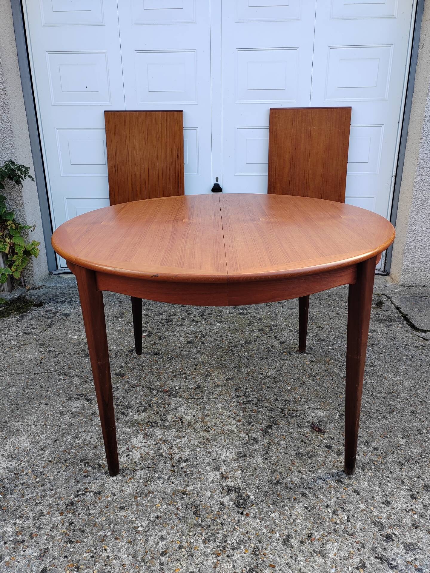 Extendable Scandinavian table