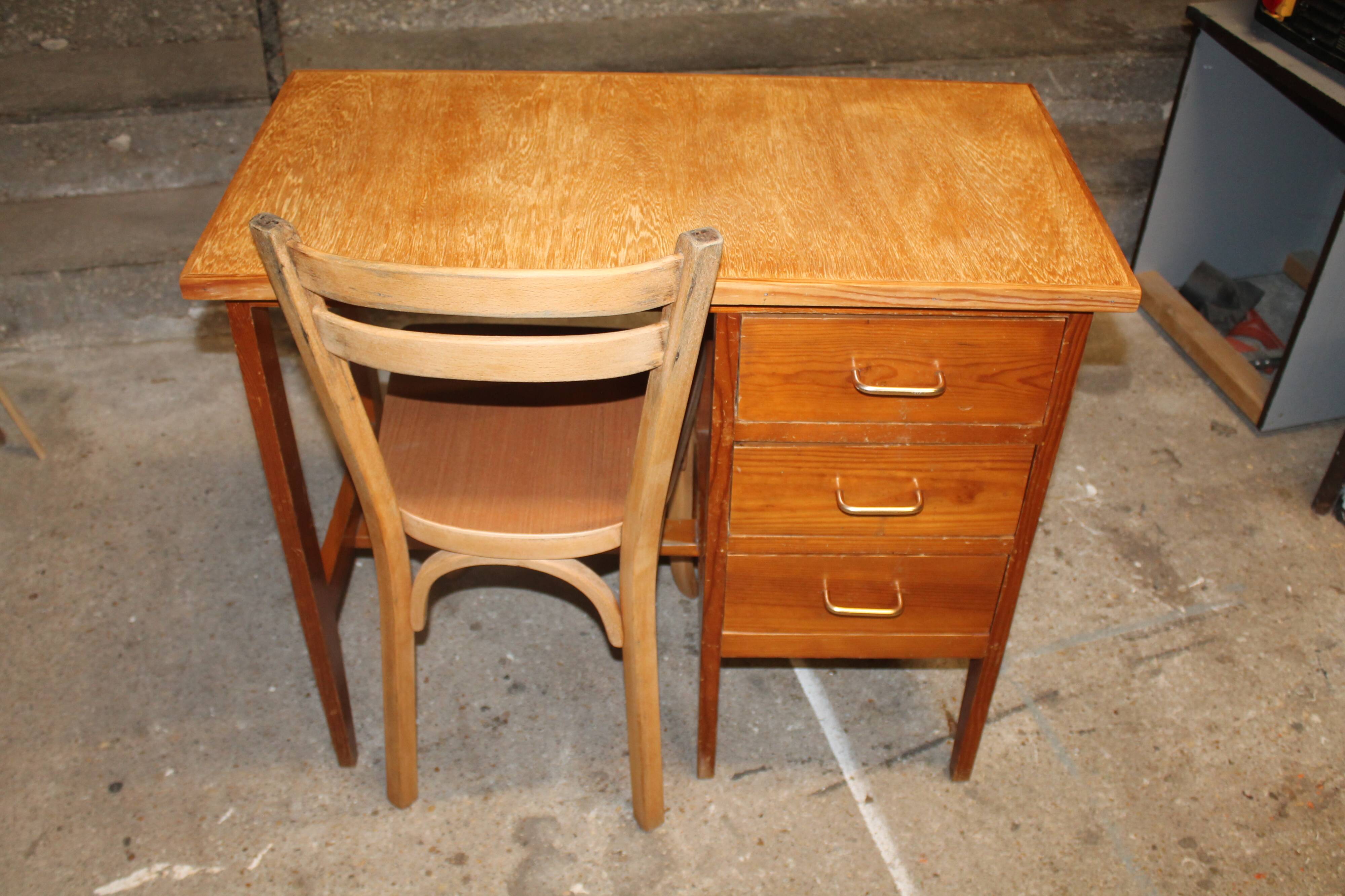 Desk and its baumann chair