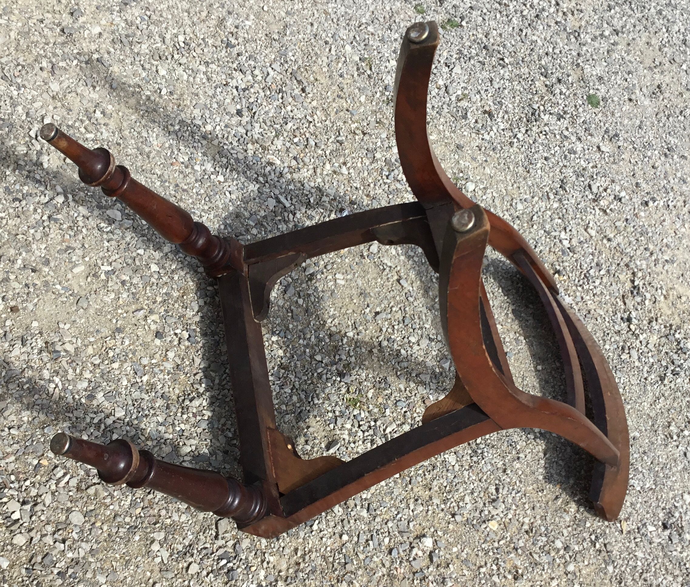 A series of 4 mahogany chairs with 19th th eme leather patties in good condition