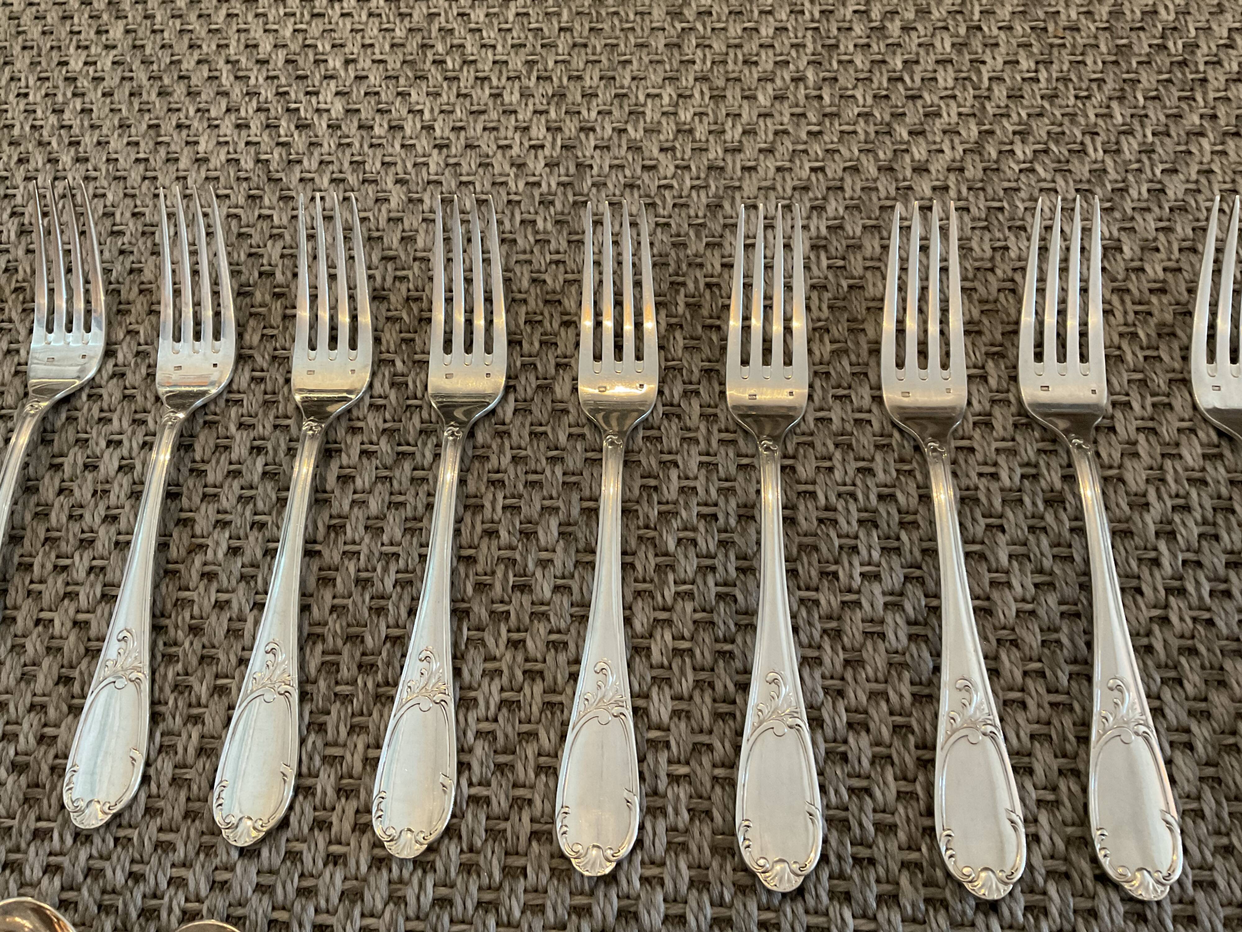 Cutlery set box on 2 levels.62 pieces.silver metal. N°4
