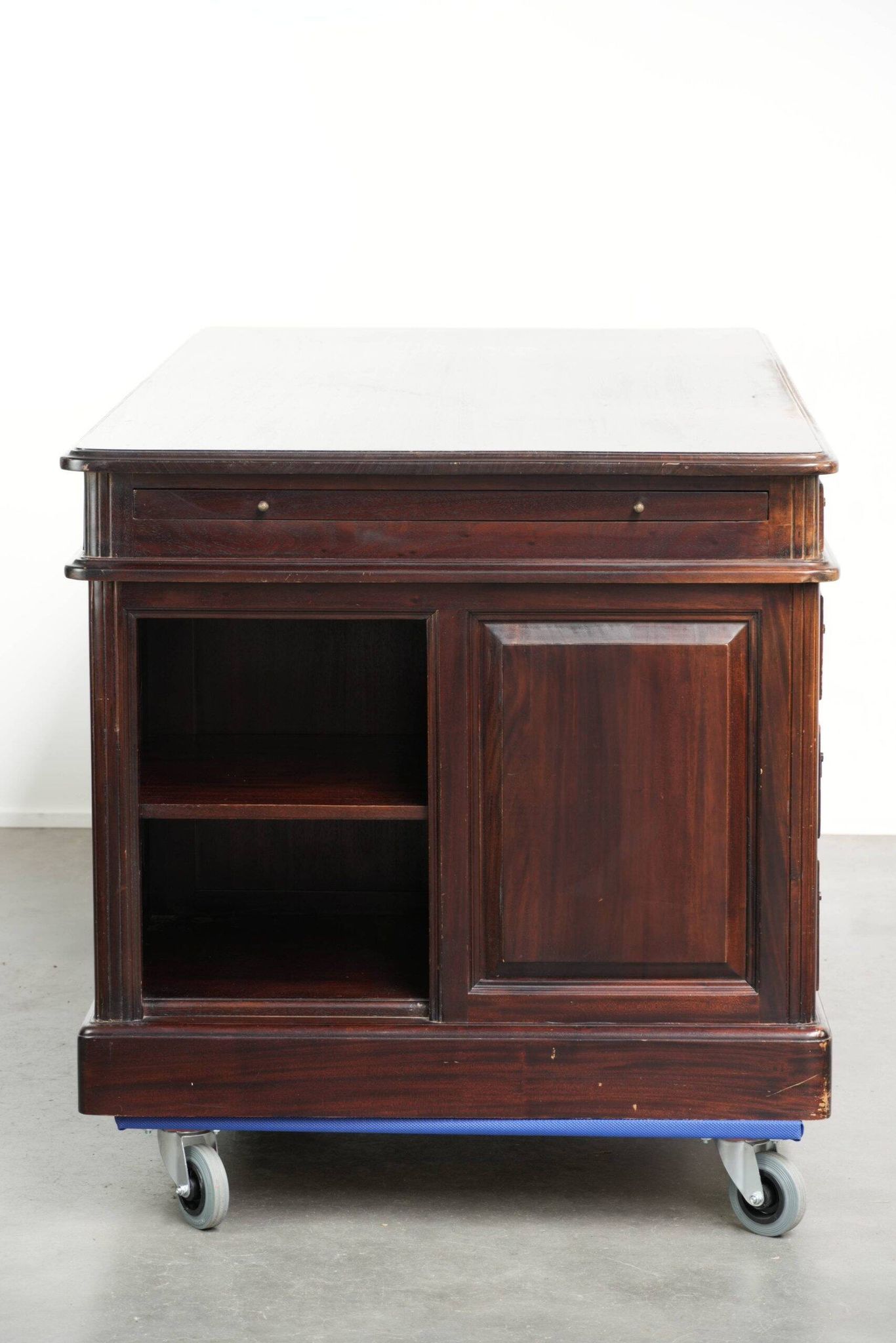 20th century wooden desk / partner desk in English style with a beautiful appearance