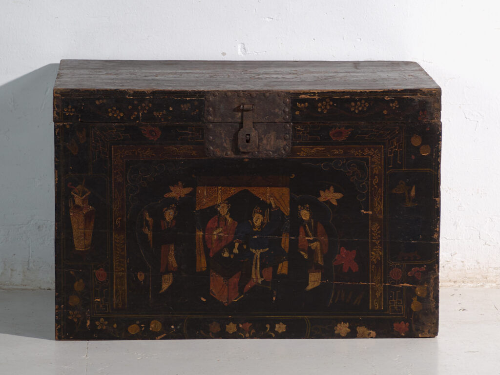 Coffre ancien peint en bois de pin – Chine, vers 1900