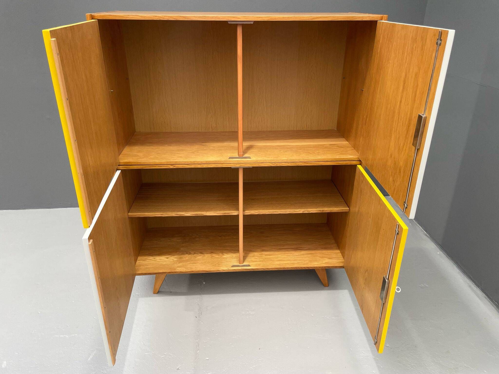Armoire U-450 en placage de chêne, variante jaune et blanc, Jiří Jiroutek pour Inte