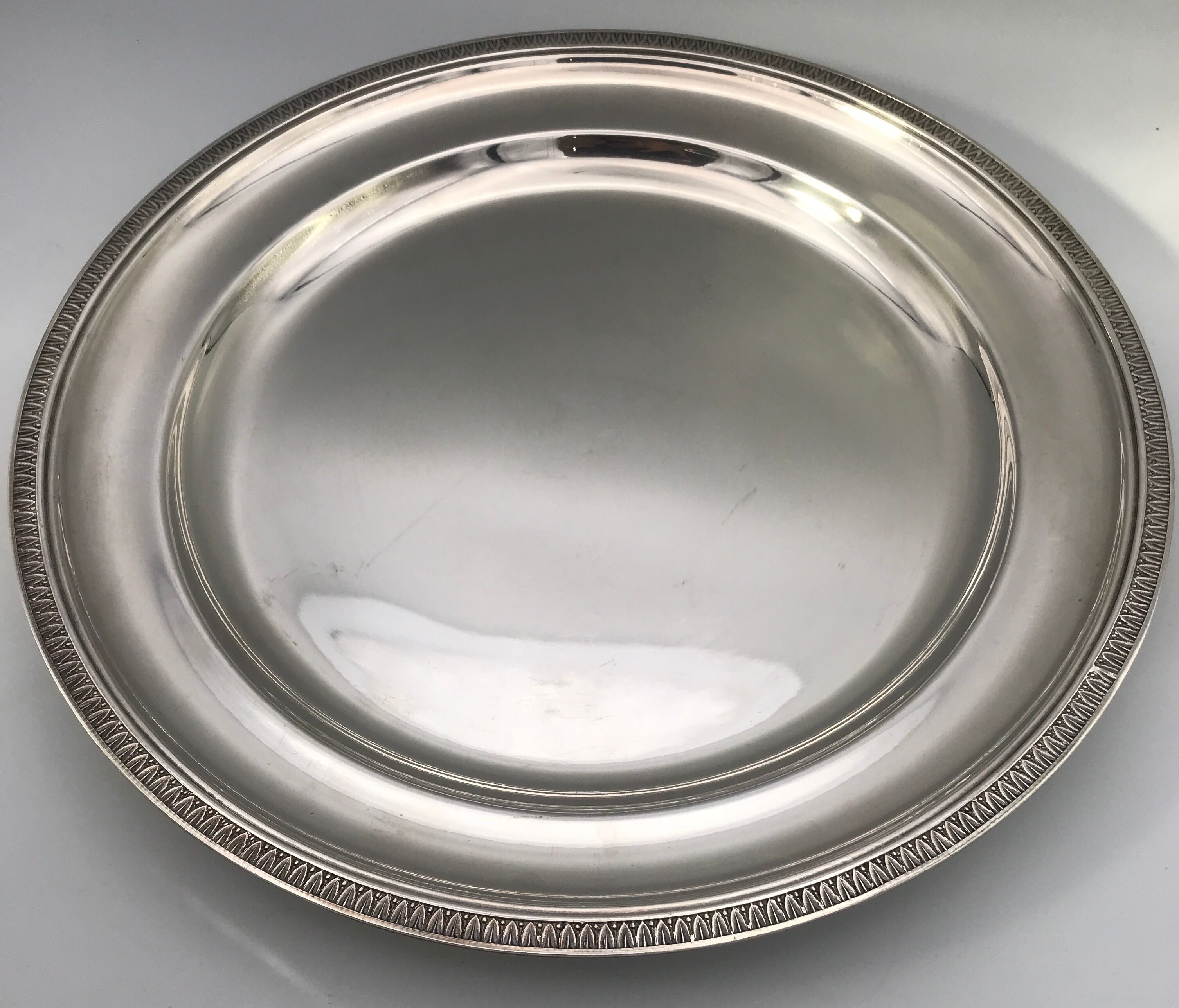 Round silver metal outline water leaf decoration, Félix Frères Goldsmith
