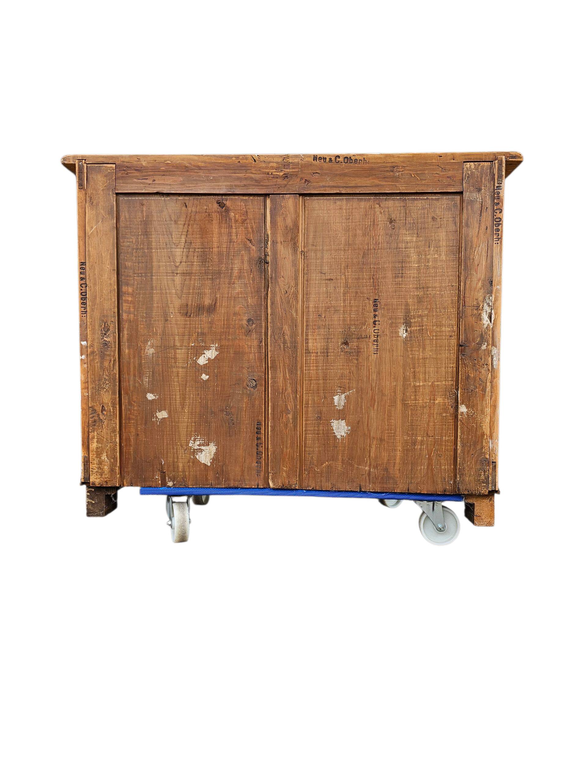 Commode en pin massif vers 1900 / marquée / NEU & C. OBERH