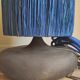 Table lamp in black stoneware and natural raffia.